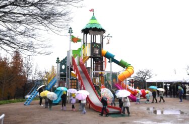 グリーンヒルズ津山に新たに整備された大型複合遊具を見学する子どもたち=岡山県津山市で