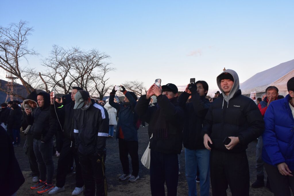初日の出を見つめる来場者