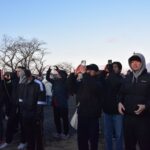 初日の出を見つめる来場者