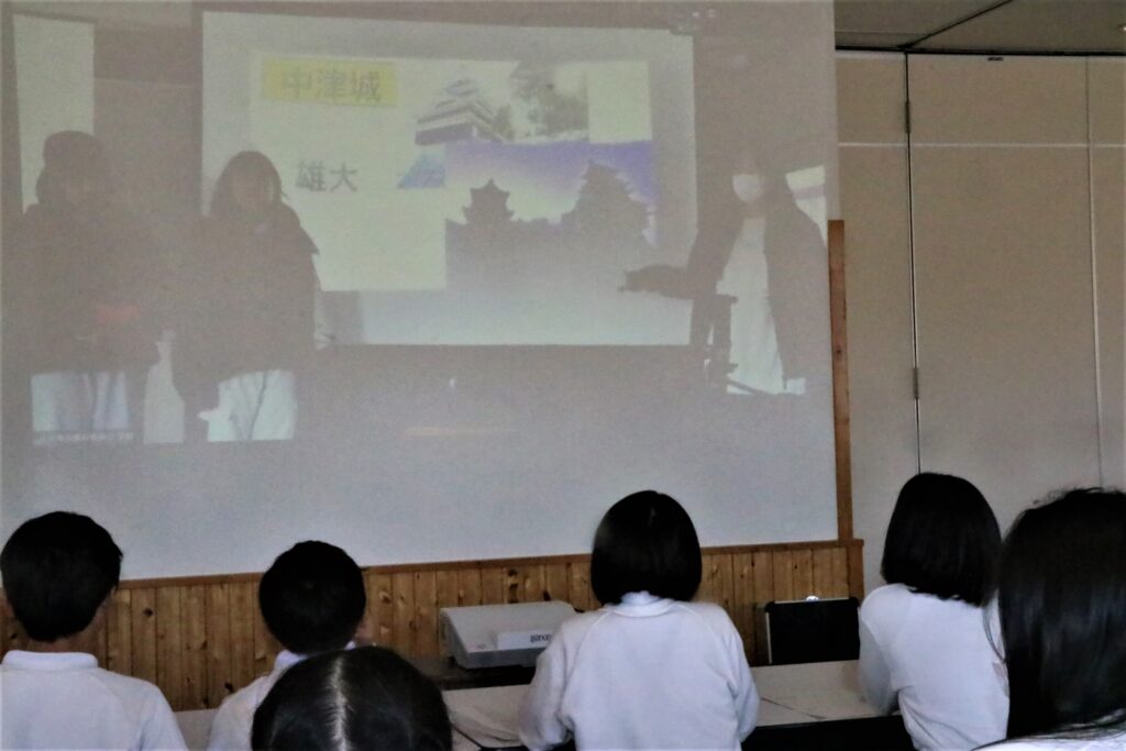 中津市の紹介に見入る林田小の児童たち