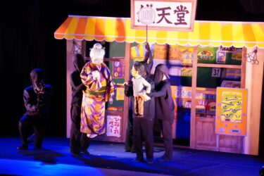 人形劇「ふしぎ駄菓子屋銭天堂」の一場面=岡山県津山市で