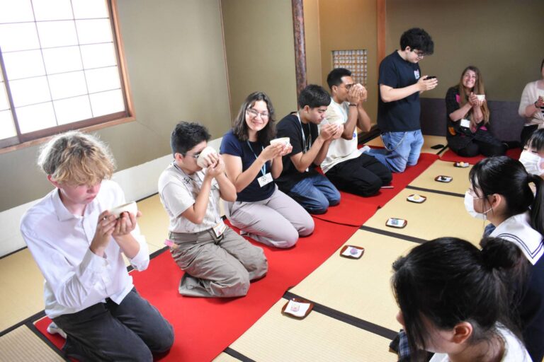 茶道を体験するサンタフェの高校生ら=岡山県津山市で