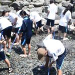 砂湯を掃除する生徒たち=岡山県真庭市で