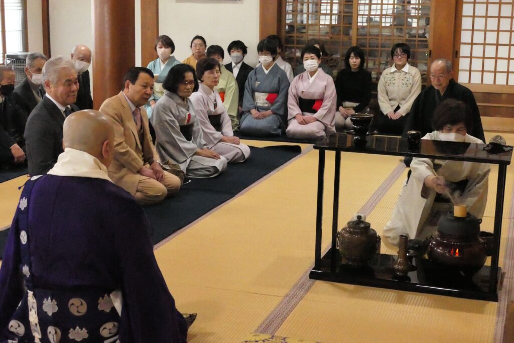 参加者の前で供茶を点てる土井さん