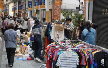 掘り出し物を買い求め　「ソシオのフリーマーケット」　約70店が軒を連ねる／岡山・津山市　