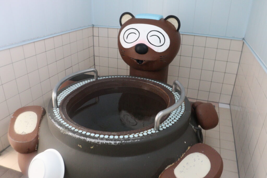 タヌキをモチーフにした浴槽