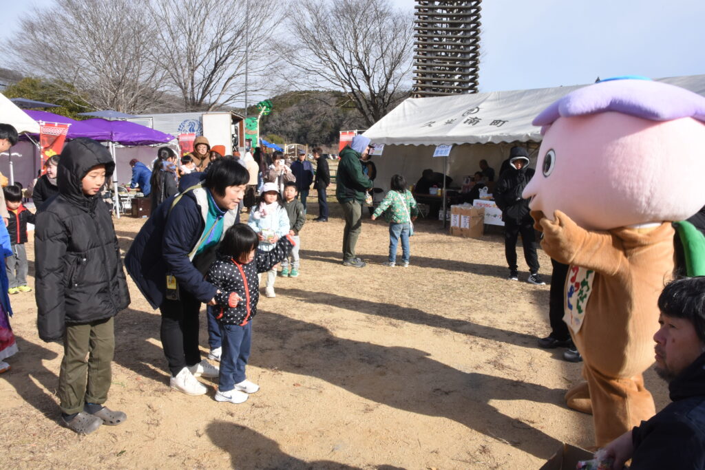 子どもの人気を集めた「カッピー」とのじゃんけん大会