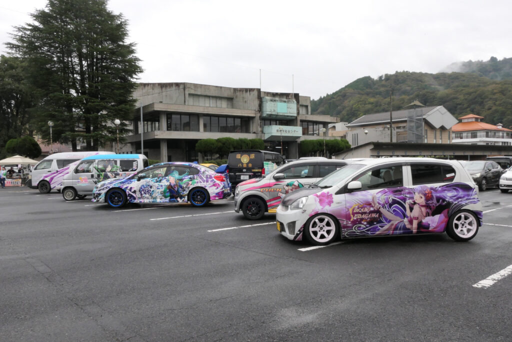 美作市営湯郷駐車場に並ぶ痛車