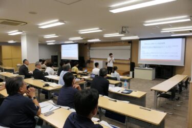 コンテストで発表する学生