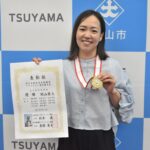 金メダルを手にする岡田さん=岡山県津山市で