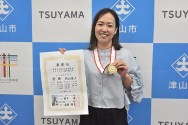 金メダルを手にする岡田さん=岡山県津山市で