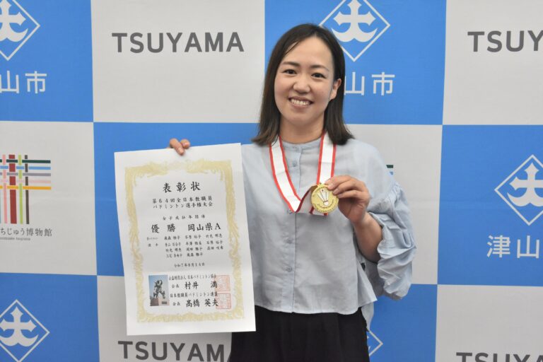 金メダルを手にする岡田さん=岡山県津山市で