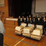 育てた米を手渡す児童たち=岡山県津山市で