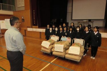 育てた米を手渡す児童たち=岡山県津山市で