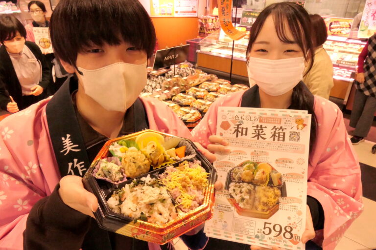 本年度最後となる栄養学科の学生たちが考案した「二色ちらしの和菜箱（わさいばこ）」＝岡山県津山市で