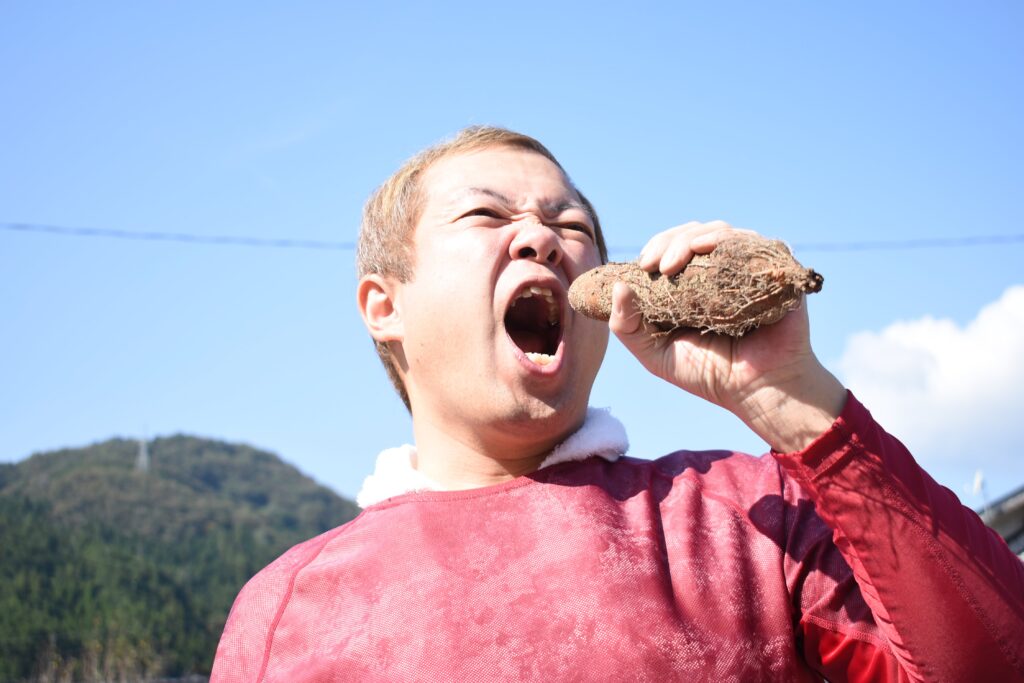 銀沫をマイク代わりに、「ウマトラ　ソウル！！」とPRするハロー植田さん=岡山県真庭市で