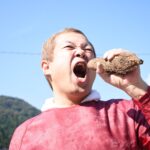 銀沫をマイク代わりに、「ウマトラ　ソウル！！」とPRするハロー植田さん=岡山県真庭市で