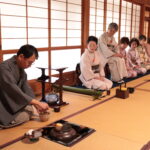 点前を鑑賞する参加者=岡山県津山市で