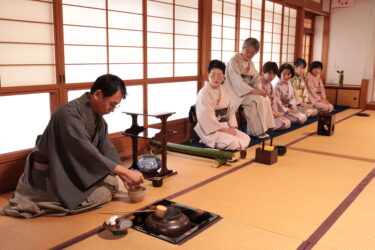 点前を鑑賞する参加者=岡山県津山市で