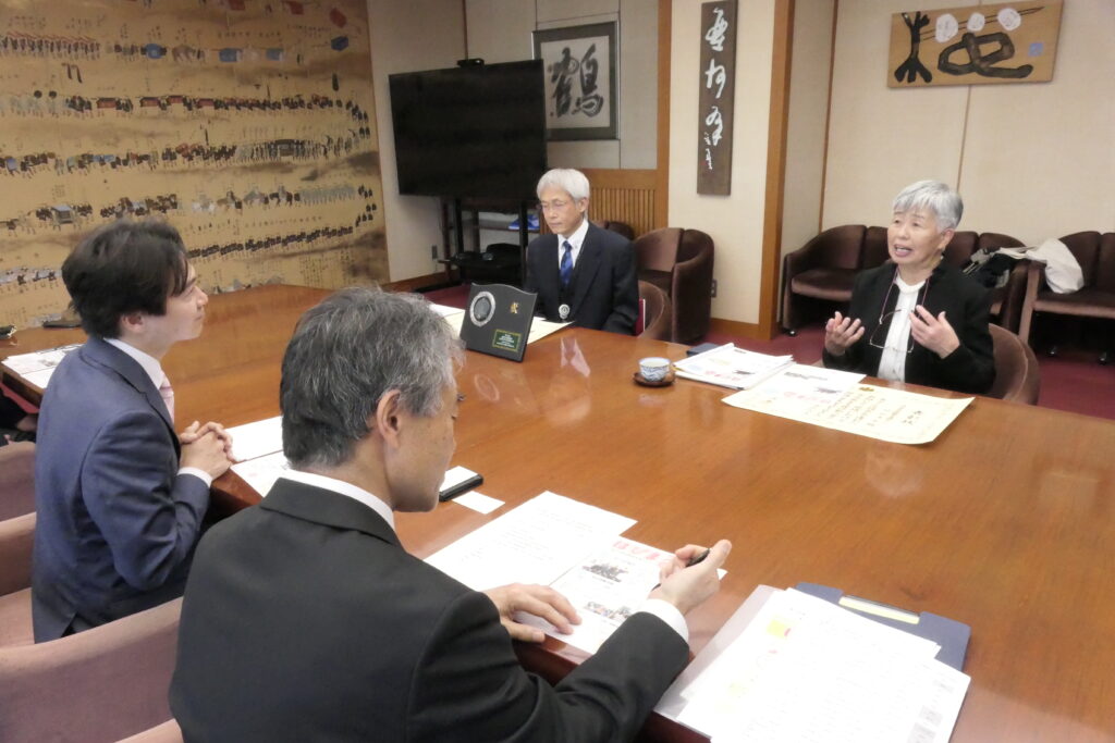 光井市長らに表彰を受けたことを報告する渡邉さんら