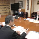 光井市長らに表彰を受けたことを報告する渡邉さんら