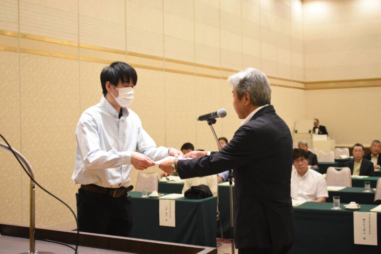 会長賞の表彰を受ける優秀施設の代表者（左）=岡山県津山市で
