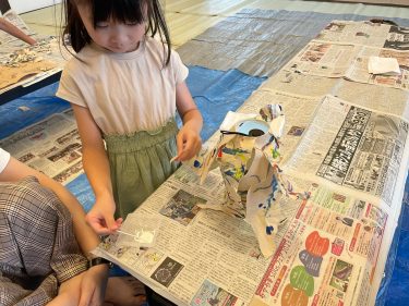 横野和紙でとうろうを　夏休みキッズワークショップ　小学生ら7人創作楽しむ／岡山・津山市