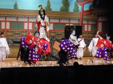 「こども歌舞伎」など　気迫の演技におひねり飛ぶ　「胸が熱くなった」／岡山・奈義町
