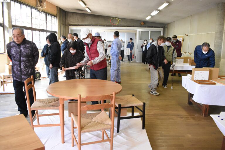 訓練生の木工作品を品定めする来場者=岡山県津山市川崎の北部高等技術専門校で