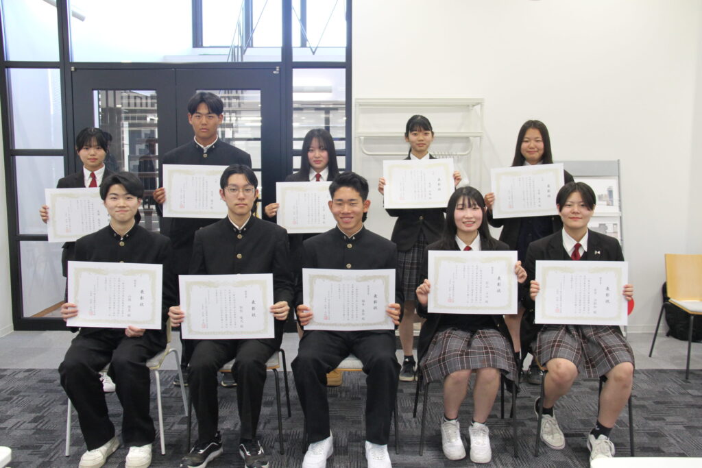 住宅設計コンペで入賞した10人の生徒たち