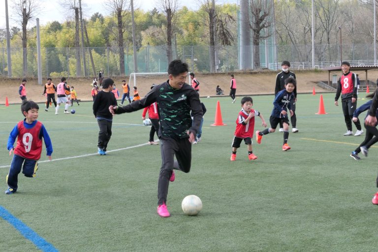 作陽高サッカー部員と一緒に楽しむ児童たち