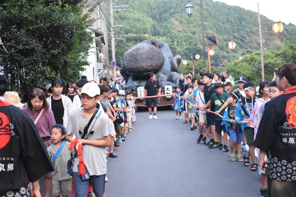 大はんざきの山車を引く子どもたち