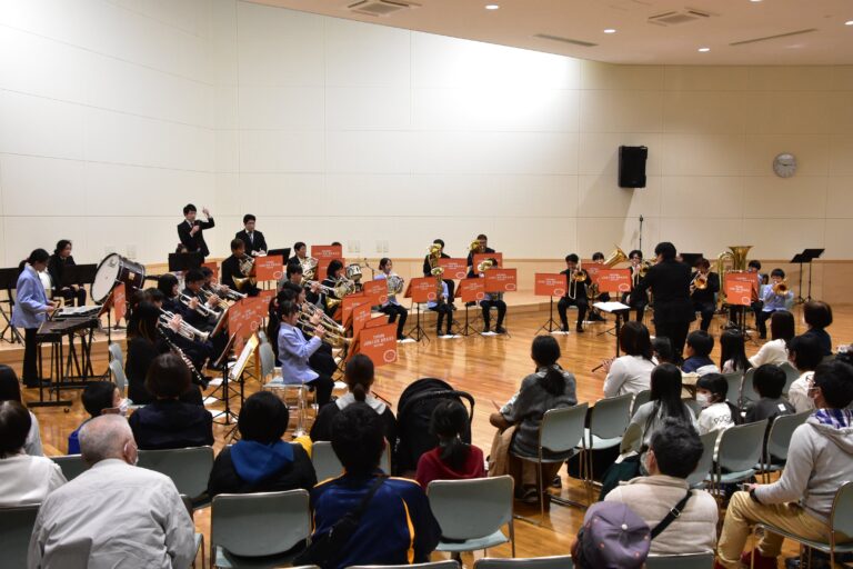 元気いっぱいの演奏を披露する津山ジュニアブラスのメンバーたち=岡山県津山市で