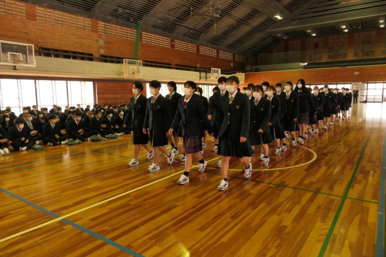 壮行式で入場する女子サッカー部員