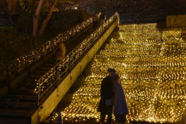 「まるで星空のよう」LED2万5000球点灯　きらびやかな光の滝が石垣を彩る／岡山・津山市