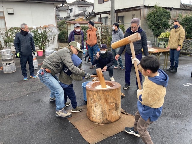 和気あいあい　もちをつく参加者=岡山県津山市で