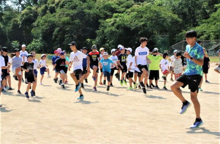 たむじょーさん（右）からランニングの基本を学ぶ参加者