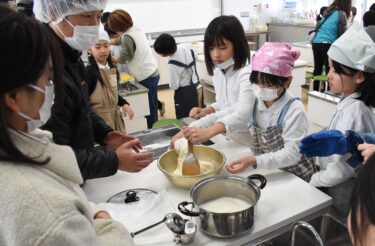 手作り豆腐に挑戦する児童=岡山県津山市で