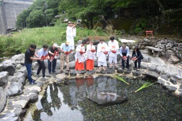 砂湯で10カ所の源泉の湯を入れる神事