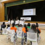 考えたアイデアを披露する子どもたち=岡山県美咲町で