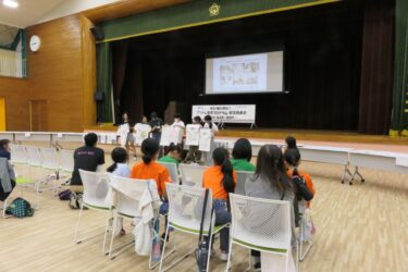 考えたアイデアを披露する子どもたち=岡山県美咲町で