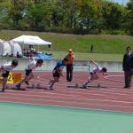 勢いよくスタートする選手たち（小学生男子１００㍍走）＝岡山県津山市