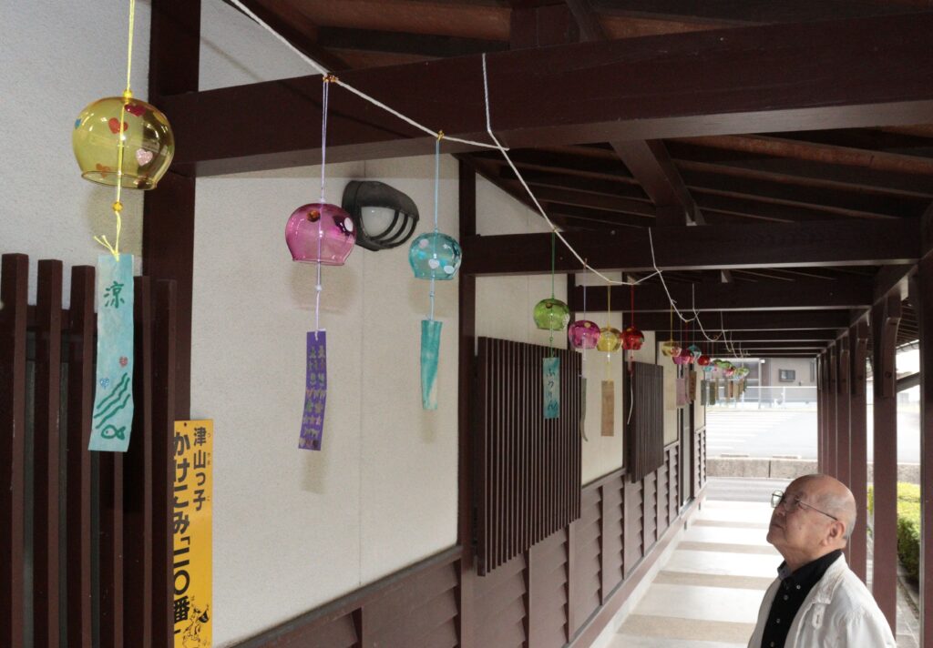 夏の名残を感じさせる風鈴=高田公民館で