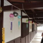 夏の名残を感じさせる風鈴=高田公民館で