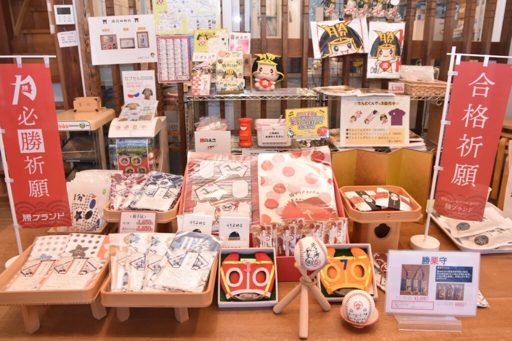 ずらりと並ぶ「勝ブランド」の商品=こころざしシェアスペースで