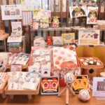 ずらりと並ぶ「勝ブランド」の商品=こころざしシェアスペースで