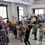 皿回しを楽しむ子どもら＝岡山県津山市で