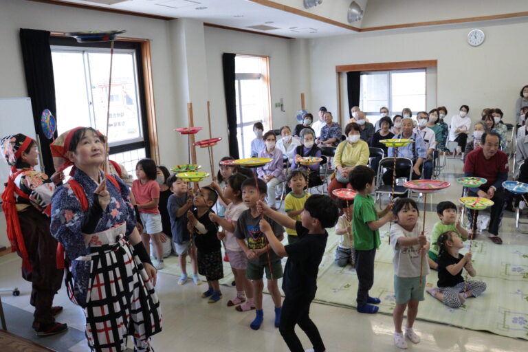 皿回しを楽しむ子どもら＝岡山県津山市で