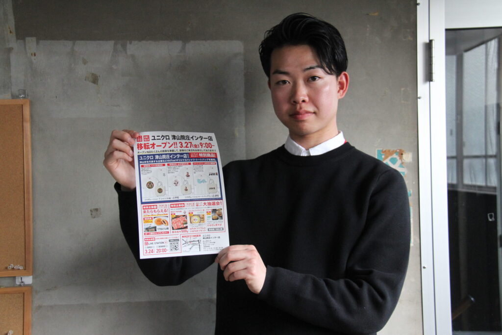 チラシを手に来店を呼びかける本多店長