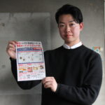 チラシを手に来店を呼びかける本多店長